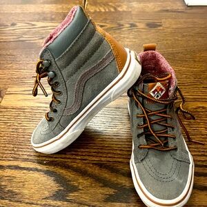 Kids Sk8-Hi MTE-1 suede high top vans, fleece lined and in perfect condition.